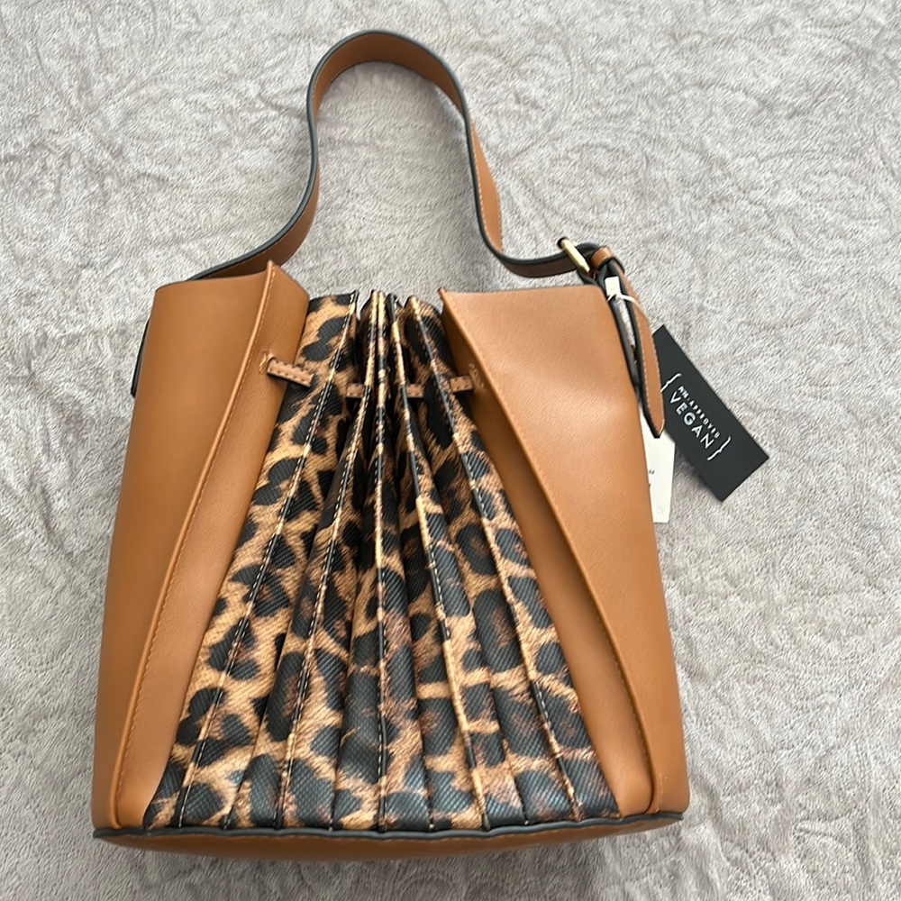 Brand new, with tags, beautiful brown and leopard print purse by Le Miel